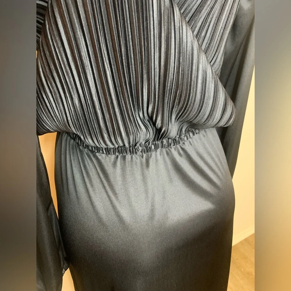 Elegant Black Pleated Dress - Picture 6 of 10